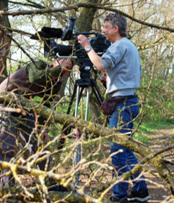 Kameramann des Bayerischen Rundfunks bei einem Beitrag über Maulbeerbäume