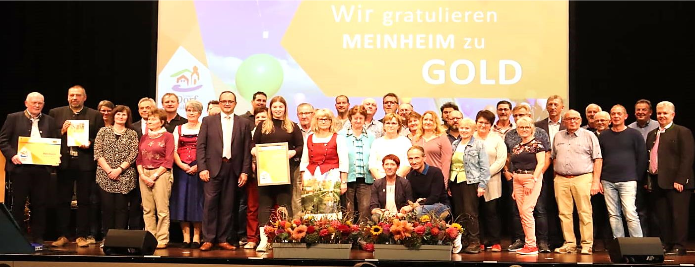 Gruppenfoto der Siegerehrung im Landesentscheid des Dorfwettbewerbs 2022 auf der Bühne